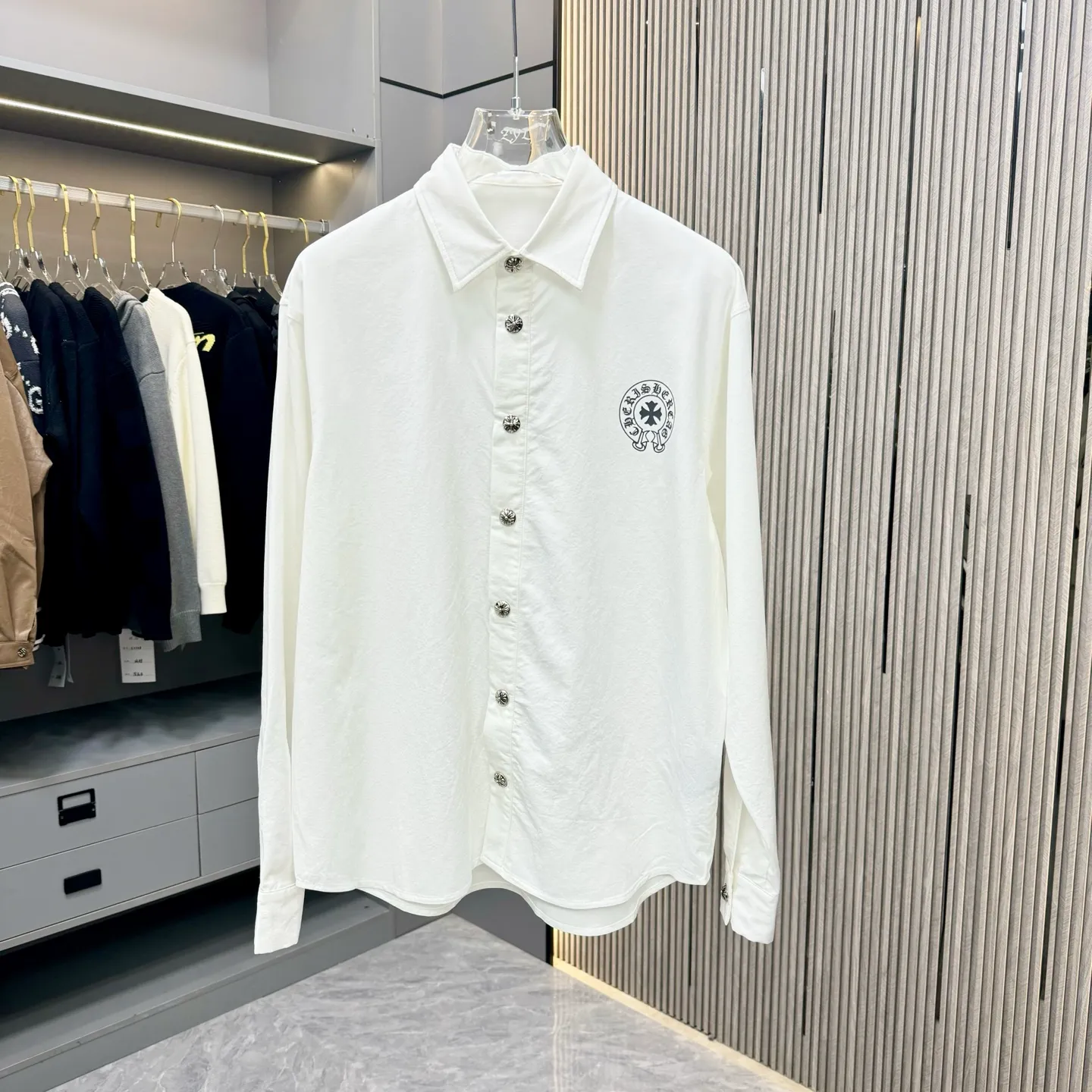 🅿️290 new arrival🆕 CH Crow Heart Horseshoe printing technology with hardware fasteners | Mid-length shirt jacket with lapel, horseshoe logo woven; letter logo buttons, the upper body effect is straight and stylish; cuff buttons are all cross buttons, and the inside is hemmed; noteworthy details are closed, the square mark on the hem must be a three-line motorcycle, not a flat machine sewing. One piece is overweight, this quality is only available in red Color: Black White Size: S-xxl